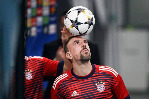 Franck Ribery 7 FC Bayern Muenchen juggles with the ball on the head in the Mix Zone Besiktas vs FC Bayern Muenchen Football Round of 16 Champions League 14 03 2018 Istanbul Istanbul Turkey Copyright: xkolbert-press ChristianxKolbertx