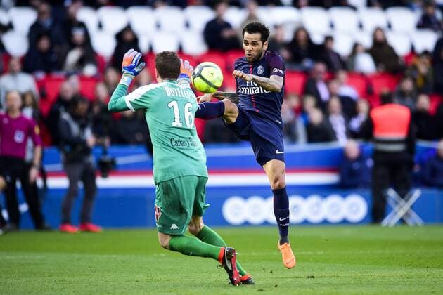 Fußball, Paris Saint Germain - Angers SCO Dani Alves (PSG) vs Ludovic Butelle (Angers) FOOTBALL : PSG vs Angers - Conforama Ligue1 - 14 03 2018 JBAutissier Panoramic 