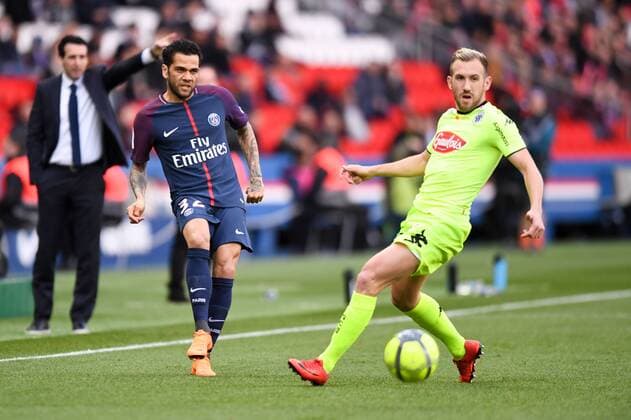 Fußball, Paris Saint Germain - Angers SCO 32 DANI ALVES (PSG) - 20 FLAVIEN TAIT (SCO) FOOTBALL : Paris SG vs Angers - Ligue 1 Conforama - 14 03 2018 AnthonyBIBARD FEP Panoramic 