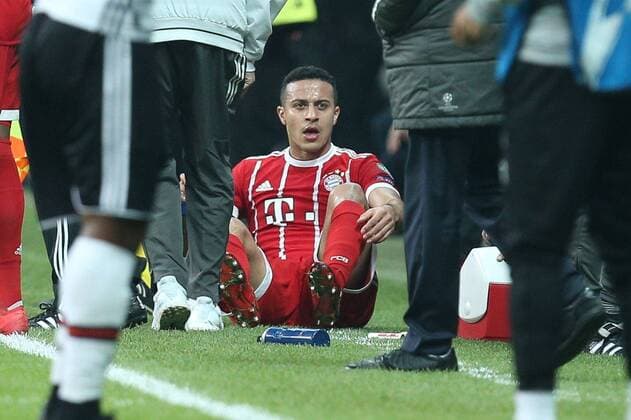 Thiago Alcantara 6 Bayern Munich injured on the ground and is treated by team doctor of FC Bayern Munich Dr Hans Wilhelm Mueller Wohlfahrt Besiktas vs FC Bayern Muenchen Football Round of 16 Champions League 14 03 2018 Istanbul Istanbul Turkey Copyright: xkolbert-press ChristianxKolbertx