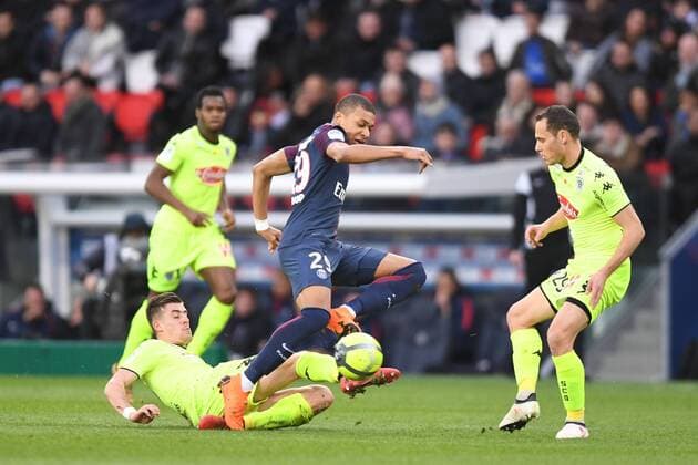 Fußball, Paris Saint Germain - Angers SCO 29 KYLIAN MBAPPE (PSG) - 18 BAPTISTE SANTAMARIA (SCO) - 29 VINCENT MANCEAU (SCO) FOOTBALL : Paris SG vs Angers - Ligue 1 Conforama - 14 03 2018 AnthonyBIBARD FEP Panoramic 