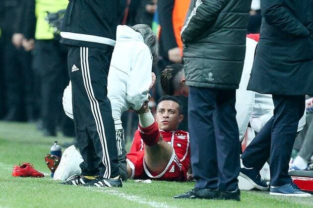 Thiago Alcantara 6 Bayern Munich injured on the ground and is treated by team doctor of FC Bayern Munich Dr Hans Wilhelm Mueller Wohlfahrt Besiktas vs FC Bayern Muenchen Football Round of 16 Champions League 14 03 2018 Istanbul Istanbul Turkey Copyright: xkolbert-press ChristianxKolbertx
