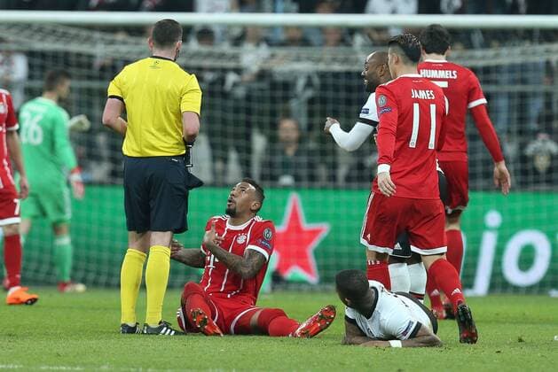 Referee Michael Oliver Besiktas vs FC Bayern Muenchen Soccer Eighth-final Champions League 14 03 2018 Istanbul Istanbul Turkey Jerome Boateng 17 FC Bayern Muenchen receives yellow from referee Copyright: xkolbert-press ChristianxKolbertx