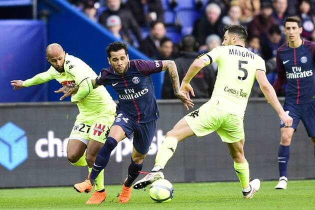 Fußball, Paris Saint Germain - Angers SCO Dani Alves (PSG) vs MANGANI Thomas (Angers) FOOTBALL : PSG vs Angers - Conforama Ligue1 - 14 03 2018 JBAutissier Panoramic 