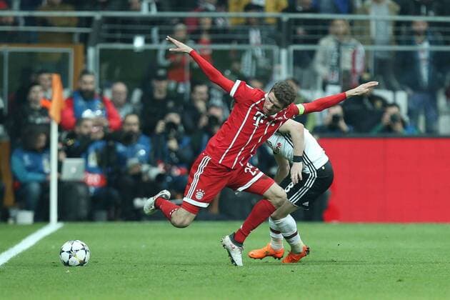 In a duel action with Thomas Mueller 25 FC Bayern Muenchen and Caner Erkin 88 Besiktas Istanbul Besiktas Istanbul vs FC Bayern Muenchen Soccer Eighth-final Champions League 14 03 2018 Istanbul Istanbul Turkey Copyright: xkolbert-press ChristianxKolbertx