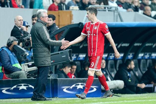 Head Coach Jupp Heynckes FC Bayern Muenchen claps Robert Lewandowski 9 FC Bayern Muenchen on his replacement from Besiktas Istanbul vs FC Bayern Munich Eight-Finals Champions League 14 03 2018 Istanbul Istanbul Turkey Copyright: xkolbert-press ChristianxKolbertx