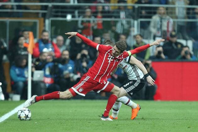 In a duel action with Thomas Mueller 25 FC Bayern Muenchen and Caner Erkin 88 Besiktas Istanbul Besiktas Istanbul vs FC Bayern Muenchen Soccer Eighth-final Champions League 14 03 2018 Istanbul Istanbul Turkey Copyright: xkolbert-press ChristianxKolbertx