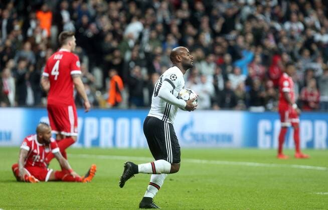 Fußball, CL, Besiktas Istanbul - Bayern München Besiktas Vagner Love celebrate his goal with his teammates during Besiktas - Bayern Munich UEFA Champions League round of 16 second leg soccer match in Vodafone Arena, Istanbul, Turkey, Mar 14, 2018.  Copyright: TolgaxAdanali 15949960