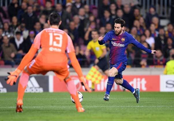 FOOTBALL CHAMPIONS LEAGUE SAISON 2017 2018 EIGHTHFINAL REFEREE FC Barcelona Chelsea FC London 14 03 2018 Lionel Messi re Barca scores the goal for goalkeeper Thibaut Courtois li Chelsea 1-0
