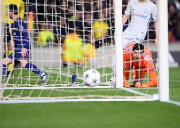 FOOTBALL CHAMPIONS LEAGUE SAISON 2017 2018 EIGHTH FINAL RETREAT FC Barcelona FC Chelsea London 14 03 2018 Goalkeeper Thibaut Courtois FC Chelsea is disappointed after the 1 0 Barcelona