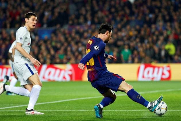 Fußball, CL, FC Barcelona - FC Chelsea FC Barcelona Barca s Lionel Messi (R) scores the first goal during the UEFA Champions League round of 16 second leg match between FC Barcelona and Chelsea at the Camp Nou stadium in Barcelona, Catalonia, Spain, 14 March 2018. FC Barcelona vs. Chelsea !ACHTUNG: NUR REDAKTIONELLE NUTZUNG!  Copyright: xAlejandroxGarciax BCN006 20180314-636566601565985176