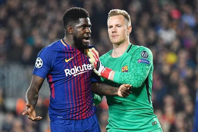 Bilder des Tages - SPORT FC Barcelona Barca v Chelsea UEFA Champions League FC Barcelona goalkeeper Marc-Andre ter Stegen (right) prevents Samuel Umtiti from confronting the referee during the UEFA Champions League match at Camp Nou, Barcelona Content Not Available For UK Newspapers Copyright: xKristianxKanex FIL-11502-0051