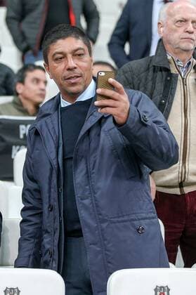 Giovane Elber with mobile phone on the tribune Besiktas Istanbul vs Bayern Muenchen Football Round of 16 Champions League 14 03 2018 Istanbul Istanbul Turkey Copyright: xkolbert-press ChristianxKolbertx