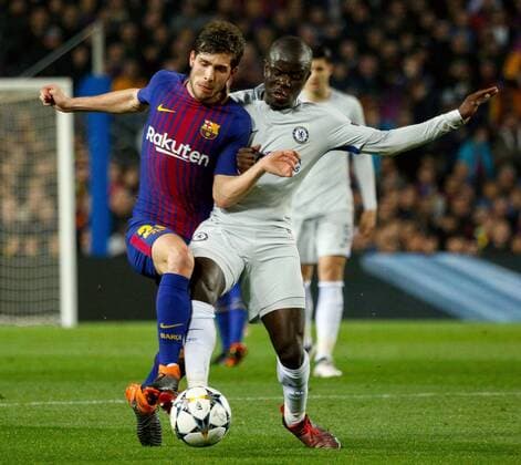 Bilder des Tages - SPORT (180315) -- BARCELONA, March 15, 2018 -- Sergi Roberto (L) of Barcelona vies with Chelsea s N Golo Kante during the 2017-2018 UEFA Champions League round of 16 second leg soccer match between Barcelona and Chelsea in Barcelona, Spain, on March 14, 2018. Barcelona won 3-0. ) (SP)SPAIN-BARCELONA-SOCCER-UEFA CHAMPIONS LEAGUE-BARCELONA VS CHELSEA JoanxGosa 