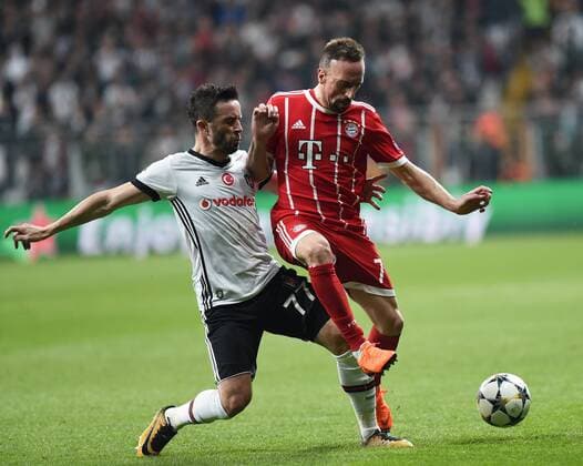 Bilder des Tages - SPORT (180315) -- ISTANBUL, March 15, 2018 -- Franck Ribery (R) of Bayern Munich vies with Gokhan Gonul of Besiktas during the 2017-2018 UEFA Champions League round of 16 second leg soccer match between Turkey s Besiktas and Germany s Bayern Munich in Istanbul, Turkey, on March 14, 2018. Bayern Munich won 3-1 and was qualified for quarterfinals. ) (SP)TURKEY-ISTANBUL-SOCCER-UEFA CHAMPIONS LEAGUE-BESIKTAS VS BAYERN MUNICH HexCanling 