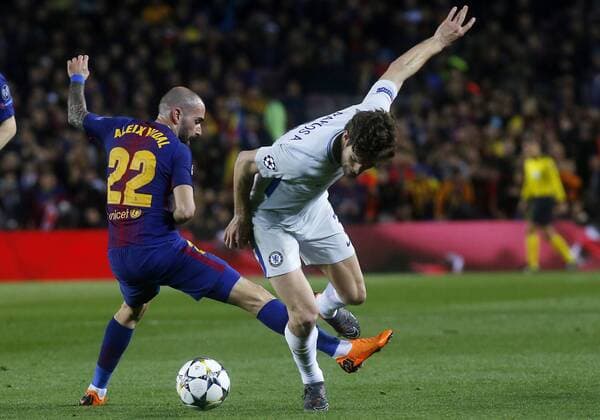 Partido de vuelta de octavos de la Liga de Campeones entre el Barcelona y el Chelsea en el Camp Nou. En la imagen, Aleix Vidal y Marcos Alonso.Secong leg of 1 8 Champions League match between Barcelona and Chelsea. In this picture, Aleix Vidal and Marcos Alonso. 