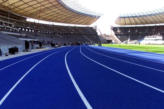 30.07.2004, blaue Laufbahn im Olympiastadion Berlin, GER, Berlin Bild: Aufnahme des Berliner Olympiastadions von der blauen Laufbahn aus bei Sonnenschein, Dach wirft Schatten auf die Bahn blaue Laufbahn im Olympiastadion Berlin *** 30 07 2004 blue track in the olympic stadium Berlin GER Berlin picture shot of the Berlin Olympic Stadium from the blue track in sunshine roof casts shadow on the track blue track in the olympic stadium Berlin
