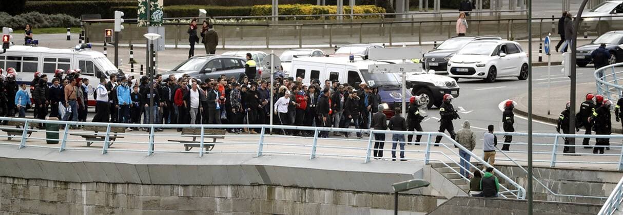 Bilder des Tages - SPORT Regional police members and Olympique Marseille supporters clash in the surroundings of San Mames stadium in Bilbao, Basque Country, northern Spain, 15 March 2018, hours before the UEFA Europa League round of 16 second soccer leg match between Athletic Bilbao and Olympique Marseille. Athletic Bilbao vs Olympique Marseille !ACHTUNG: NUR REDAKTIONELLE NUTZUNG!  Copyright: xLUISxTEJIDOx GRAF2950 20180315-636567321215455754