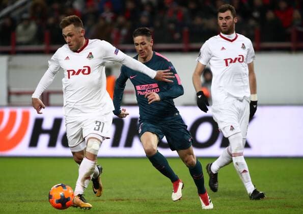MOSCOW, RUSSIA - MARCH 15, 2018: Lokomotiv Moscow s Maciej Rybus, Atletico Madrid s Fernando Torres and Lokomotiv Moscow s Solomon Kvirkvelia (L-R) fight for the ball in their 2017-2018 UEFA Europa League Round of 16 second leg football match at RZD Arena (Lokomotiv Stadium). Valery Sharifulin TASS  TS077E0C