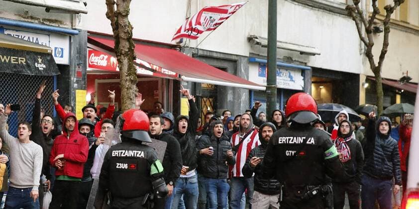 Two regional police members patrol the surroundings of San Mames stadium in Bilbao, Basque Country, northern Spain, 15 March 2018, hours before the UEFA Europa League round of 16 second soccer leg match between Athletic Bilbao and Olympique Marseille. Athletic Bilbao vs Olympique Marseille !ACHTUNG: NUR REDAKTIONELLE NUTZUNG!  Copyright: xLUISxTEJIDOx GRAF2979 20180315-636567355565943754