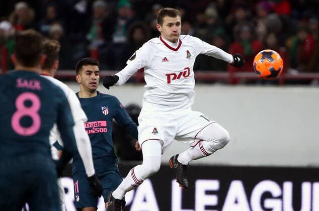 MOSCOW, RUSSIA - MARCH 15, 2018: Atletico Madrid s Angel Correa (L) and Lokomotiv Moscow s Alexander Kolomeitsev in their 2017-2018 UEFA Europa League Round of 16 second leg football match at RZD Arena (Lokomotiv Stadium). Valery Sharifulin TASS  TS077E1A