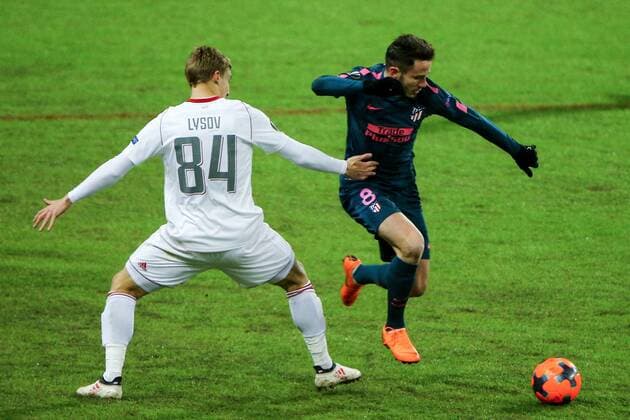 MOSCOW, RUSSIA - MARCH 15, 2018: Lokomotiv Moscow s Mikhail Lysov (L) and Atletico Madrid s Saul fight for the ball in their 2017-2018 UEFA Europa League Round of 16 second leg football match at RZD Arena (Lokomotiv Stadium). Mikhail Tereshchenko TASS  TS077E1F