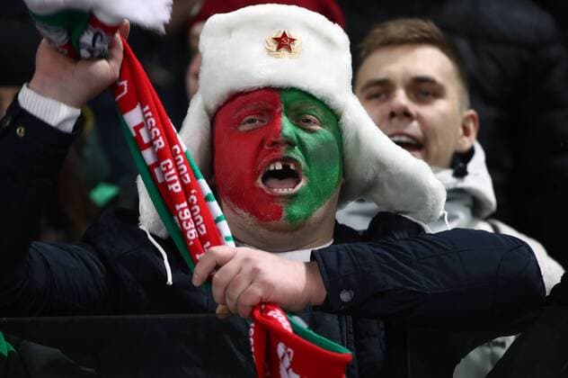 Bilder des Tages - SPORT MOSCOW, RUSSIA - MARCH 15, 2018: Lokomotiv Moscow s fan roots for his team in the 2017-2018 UEFA Europa League Round of 16 second leg football match against Atletico Madrid at RZD Arena (Lokomotiv Stadium). Valery Sharifulin TASS  TS077E3D