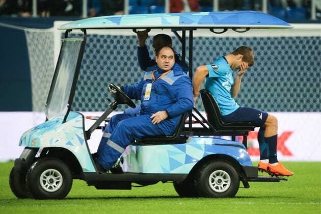 Bilder des Tages - SPORT ST PETERSBURG, RUSSIA - MARCH 15, 2018: Zenit St Petersburg s Alexander Kokorin (R) injured in the 2017-2018 UEFA Europa League Round of 16 second leg football match against RB Leipzig at Saint Petersburg Stadium. Alexnader Demianchuk TASS  TS077E43