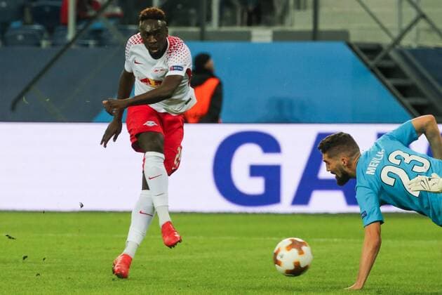 Bilder des Tages - SPORT ST PETERSBURG, RUSSIA - MARCH 15, 2018: RB Leipzig s Jean-Kevin Augustin (L) and Zenit St Petersburg s Miha Mevlja fight for the ball in their 2017-2018 UEFA Europa League Round of 16 second leg football match at Saint Petersburg Stadium. Alexander Demianchuk TASS  TS077E4D