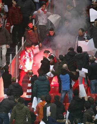 Athletic Bilbao s fans react to a flare thrown by Olympique Marseille s radicals during the UEFA Europa League round of 16 match between Athletic Bilbao and Olympique Marseille in Bilbao, Basque Country, Spain, 15 March 2018. Athletic Bilbao vs. Olympique Marseille !ACHTUNG: NUR REDAKTIONELLE NUTZUNG!  Copyright: xLuisxTejidox BIL001 20180315-636567397993012672