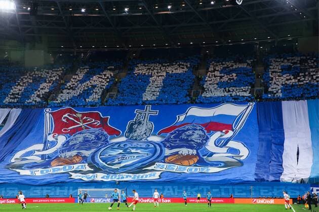 Bilder des Tages - SPORT ST PETERSBURG, RUSSIA - MARCH 15, 2018: Zenit St Petersburg s fans root for their team in the 2017-2018 UEFA Europa League Round of 16 second leg football match against RB Leipzig at Saint Petersburg Stadium. Peter Kovalev TASS  TS077E46