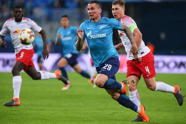ST PETERSBURG, RUSSIA - MARCH 15, 2018: Zenit St Petersburg s Anton Zabolotny and RB Leipzig s Willi Orban (L-R front), Dayot Upamecano (L background) in action in their 2017-2018 UEFA Europa League Round of 16 second leg football match at Saint Petersburg Stadium. Peter Kovalev TASS  TS077E4F