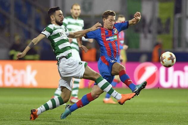 Bilder des Tages - SPORT Bruno Fernandes of Sporting, left, and Patrik Hrosovsky of Viktoria in action during the second leg of the quarterfinal match of the Europe League in Pilsen, Czech Republic, March 15, 2018. (CTKxPhoto MichalxKamaryt) CTKPhotoP201803151054501  _KMT0059