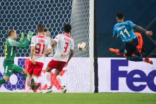 Bilder des Tages - SPORT ST PETERSBURG, RUSSIA - MARCH 15, 2018: Zenit St Petersburg s Sebastian Driussi (R) scores a goal past RB Leipzig s goalkeeper Peter Gulacsi (L) in their 2017-2018 UEFA Europa League Round of 16 second leg football match at Saint Petersburg Stadium. Alexander Demianchuk TASS  TS077E6A