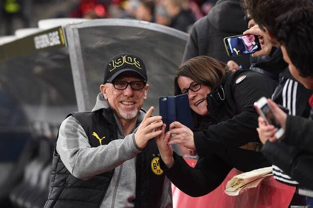 Football Europa League Round of 16 FC Salzburg Borussia Dortmund on 15 03 2018 in the Red Bull Arena in Salzburg Peter Stöger head coach Dortmund makes selfies with fans xRx