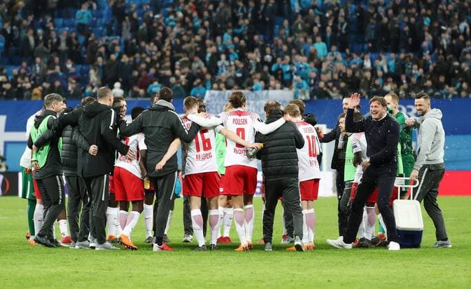 St Petersburg RB Leipzig Soccer Euro League St Petersburg 15 03 2018 Krestowski Stadium Soccer UEFA Euro League Round of 16 Relegation FK Zenit St Petersburg vs RB Leipzig 1 1 1 1 RBL Final victory after moving into the quarter-finals Image Bild Spielerkreis Wasserdusche für Trainer Ralph Hasenhüttl Hasenhuettl 2 v r