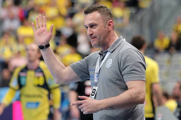 Denis Bahtijarevic coach head coach VfL Gummersbach gives instructions gesticulating gestures with the arms gives instructions Gesticulate single action action action handball DKB Bundesliga Rhein Neckar Löwen VfL Gummersbach xozx