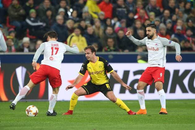 Bilder des Tages - SPORT SOCCER - UEFA EL, RBS vs Dortmund SALZBURG,AUSTRIA,15.MAR.18 - SOCCER - UEFA Europa League, round of 16, Red Bull Salzburg vs Borussia Dortmund. Image shows Andreas Ulmer (RBS), Mario Goetze (Dortmund) and Munas Dabbur (RBS). GEPAxpictures xMathiasxMandl