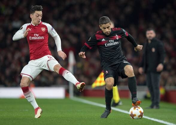 Bilder des Tages - SPORT Ricardo Rodr?guez of AC Milan and Mesut Ozil of Arsenal in action during the UEFA Europa League round of 16 2nd leg match between Arsenal and AC Milan at the Emirates Stadium, London, England on 15 March 2018. Copyright: xVincexxMignottx PMI-1884-0006
