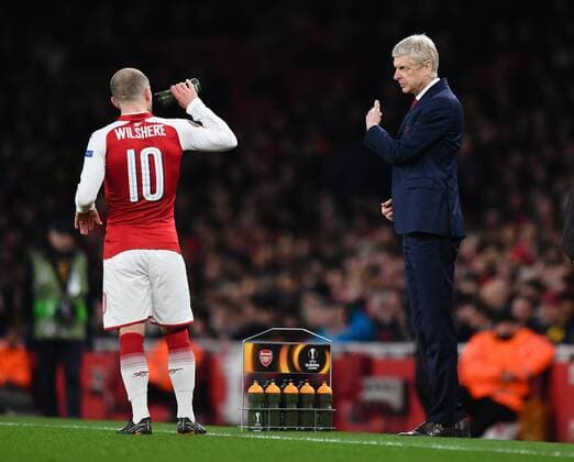 Football - 2017 2018 UEFA Europa League - Round of Sixteen, Second Leg: Arsenal (2) vs. AC Milan (0) Arsenal manager Arsene Wenger talks to Jack Wilshere COLORSPORT ASHLEY WESTERN 