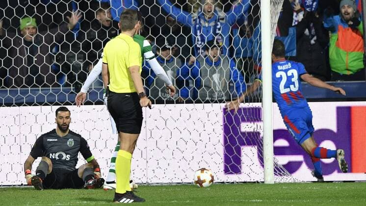 Bilder des Tages - SPORT Marek Bakos of Viktoria, right, celebrates a goal during the second leg of the quarterfinal match of the Europe League in Pilsen, Czech Republic, March 15, 2018. At left is Rui Patricio, goalkeeper of Sporting. (CTKxPhoto MichalxKamaryt) CTKPhotoP201803151142601  kmt 7