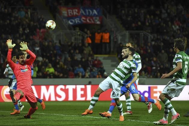 Bruno Fernandes of Sporting, center, and goalkeeper Ales Hruska of Viktoria in action during the second leg of the quarterfinal match of the Europe League in Pilsen, Czech Republic, March 15, 2018. (CTKxPhoto MichalxKamaryt) CTKPhotoP201803151180901  kmt 14