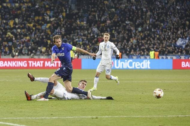 March 15, 2018 - Kiev, Ukraine - Dunamo Kyiv FC s Artem Besedin vies for a ball with S.S. Lazio FC s player Senad Lulic during the 2nd leg of Round 16 UEFA Europa League match at a NSC Olimpiyskyi in Kyiv, Ukraine, March 15, 2018. Dynamo Kiev v Lazio - UEFA Europa League Round of 16: Second Leg  - ZUMAn230 20180315_zaa_n230_342 Copyright: xSergiixKharchenkox