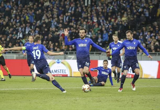 Bilder des Tages - SPORT March 15, 2018 - Kiev, Ukraine - Lazio FC s player Senad Lulic and Paolo Parolo (C) during the 2nd leg of Round 16 UEFA Europa League match at a NSC Olimpiyskyi in Kyiv, Ukraine, March 15, 2018. Dynamo Kiev v Lazio - UEFA Europa League Round of 16: Second Leg  - ZUMAn230 20180315_zaa_n230_347 Copyright: xSergiixKharchenkox