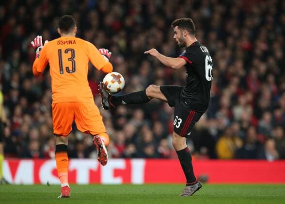 15th March 2018, Emirates Stadium, London, England; UEFA Europa League football, round of 16 second leg, Arsenal versus AC Milan; Patrick Cutrone of AC Milan attempting to lob the ball over Goalkeeper David Ospina of Arsenal  ActionPlus12001808
