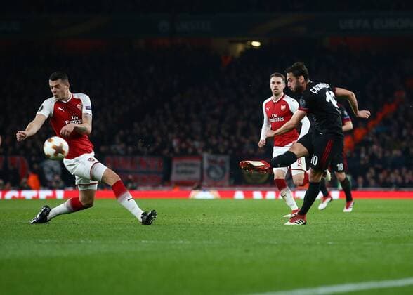 Bilder des Tages - SPORT 15th March 2018, Emirates Stadium, London, England; UEFA Europa League football, round of 16 second leg, Arsenal versus AC Milan; Hakan Calhanoglu of AC Milan shoots to score his sides 1st goal in the 35th minute to make it 0-1  ActionPlus12001813