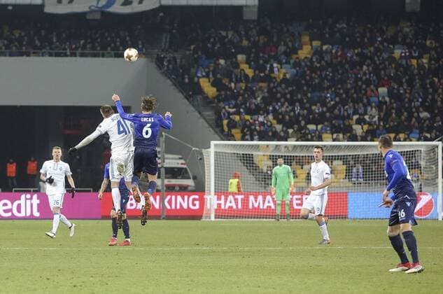 March 15, 2018 - Kiev, Ukraine - Dunamo Kyiv FC s Artem Besedin vies for a ball with S.S. Lazio FC s player Lucas during the 2nd leg of Round 16 UEFA Europa League match at a NSC Olimpiyskyi in Kyiv, Ukraine, March 15, 2018. Dynamo Kiev v Lazio - UEFA Europa League Round of 16: Second Leg  - ZUMAn230 20180315_zaa_n230_352 Copyright: xSergiixKharchenkox
