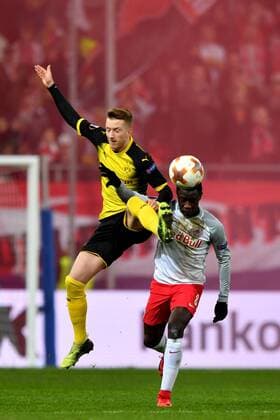 Bilder des Tages - SPORT SOCCER - UEFA EL, RBS vs Dortmund SALZBURG,AUSTRIA,15.MAR.18 - SOCCER - UEFA Europa League, round of 16, Red Bull Salzburg vs Borussia Dortmund. Image shows Marco Reus (Dortmund) and Diadie Samassekou (RBS). GEPAxpictures xFlorianxErtl