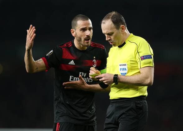 15th March 2018, Emirates Stadium, London, England; UEFA Europa League football, round of 16 second leg, Arsenal versus AC Milan; Leonardo Bonucci of AC Milan arguing with Referee Jonas Eriksson about a yellow card  ActionPlus12001818