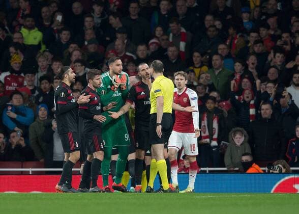 The AC Milan players protest the penalty awarded by the referee during the UEFA Europa League round of 16 2nd leg match between Arsenal and AC Milan at the Emirates Stadium, London, England on 15 March 2018. Copyright: xVincexxMignottx PMI-1884-0010